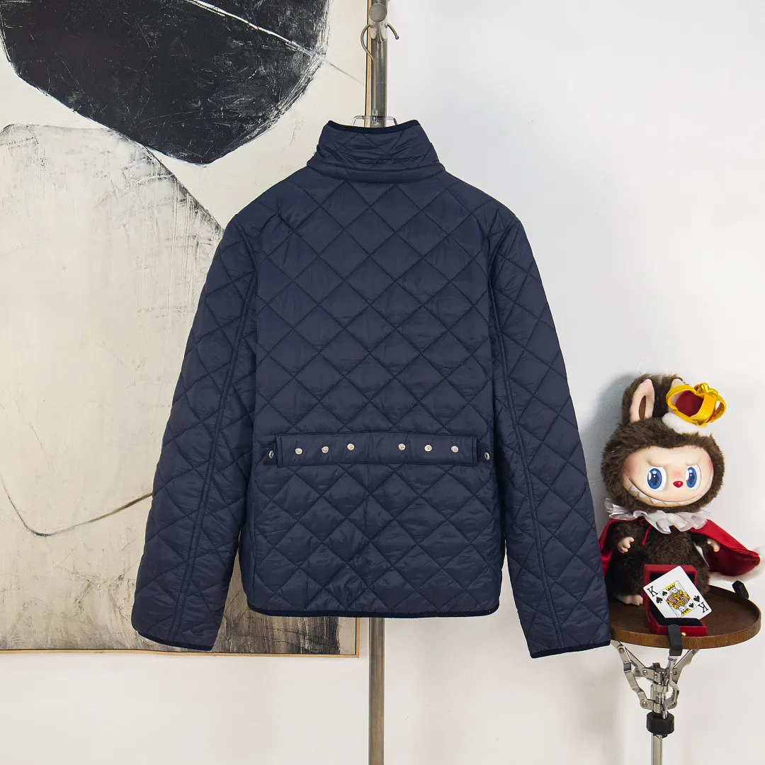 P390 zp version [Exclusive supply] Ralph Lauren/Ralph Lauren 2025aw autumn and winter popular items diamond-shaped quilted embroidered corduroy strips imitation feather jacket jacket Correct three-pocket version Slight waist design Free matching neckline ✅ Facial filling imitation feather cotton Three-in-one diamond-shaped quilted embroidery Soft and comfortable ✅ Customized double-circle brand hardware buckle back waist freely adjustable elastic design ✅ RL three-color diamond plaid cotton jacket 100% restoration Corduroy strips running through the whole body, no knots and overlaps, artificial curling, fine workmanship, highly recommended, a rare cotton jacket that does not look bloated, can be worn as an inner layer in the north, can be worn with multiple necklines, elastic waistline on the back, freely adjustable waist, matte memory technology on the face, giving a cotton feel, not to be missed, highly recommended, color: black, white, gray green, khaki, navy, size: S M L XL, number: WW10951